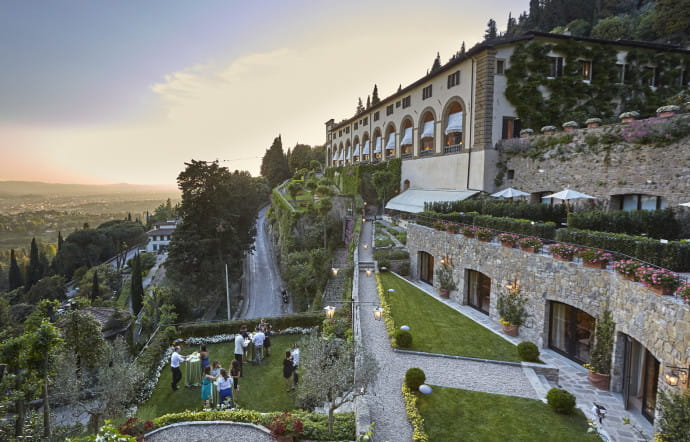Vue imprenable sur les jardins en terrasses de la Villa San Michele.