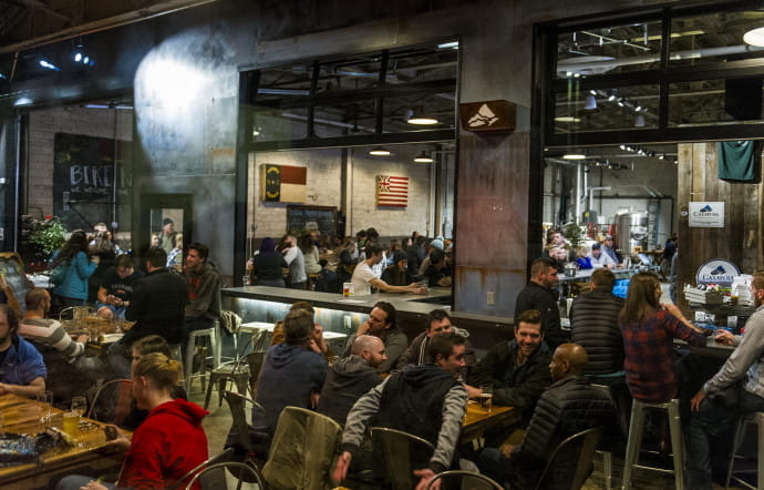 Happy hour ordinaire au Catawba, l’une des trente brasseries d’Asheville.