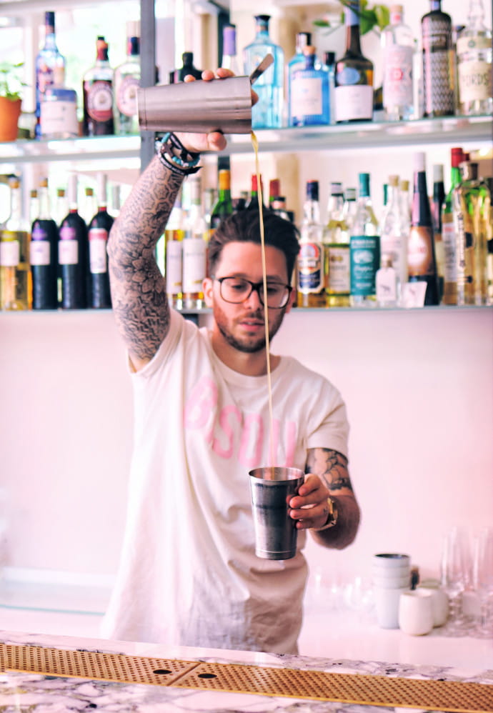 La team est composé à 100% de bartenders et barmaids français.