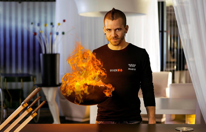 En développant une cuisine choquante et surprenante, David Muñoz est devenu le plus jeune chef espagnol triplement étoilé à l’âge de 33 ans.