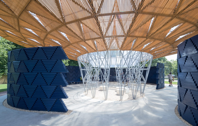 L’intérieur du Serpentine Pavilion, imaginé par le Burkinabé Francis Kéré, et visible jusqu’au 8 octobre.