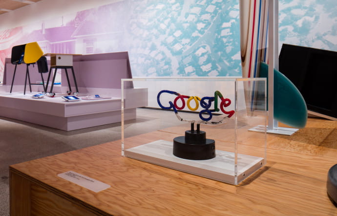Néon « Google », qui se trouvait sur le premier bureau de l’entreprise, en 1998.