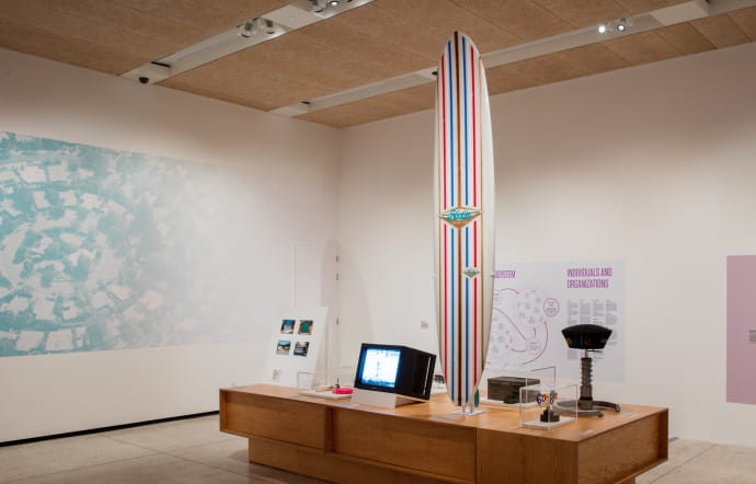 Un surf « Hobie », des années 60, aperçu dans le documentaire culte Endless Summer, 1966.