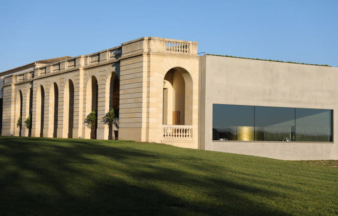 Les cuviers et chais du domaine Marquis d’Alesme, entre architecture du XVIIIe et brutalisme.