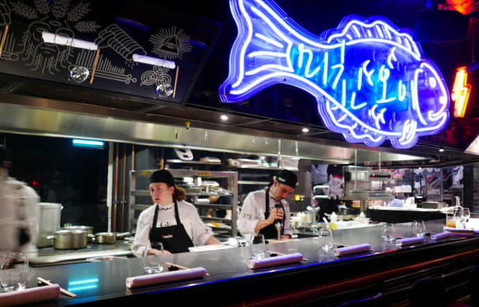 La brigade de cuisine du StreetXO à Mayfair surprend les Londoniens avec un mélange de créativité espagnole, latine et orientale.