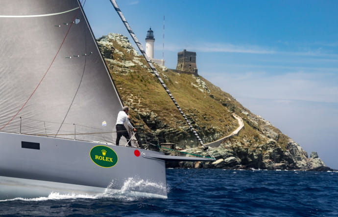 Caro passe la Giraglia lors du deuxième matin de la course 2016.