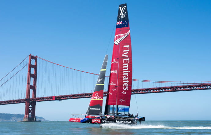 Le partenariat d’Omega avec l’Emirates Team New Zealand a commencé en 1995 aux côtés du célèbre skipper Sir Peter Blake, légende du tour du monde et de la Coupe de l’America.