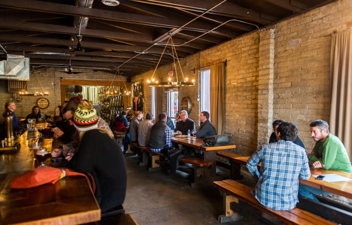 Des brasseries de taille plus modeste ont pris possession du centre-ville, comme le Funkatorium, spécialisé dans les sour.