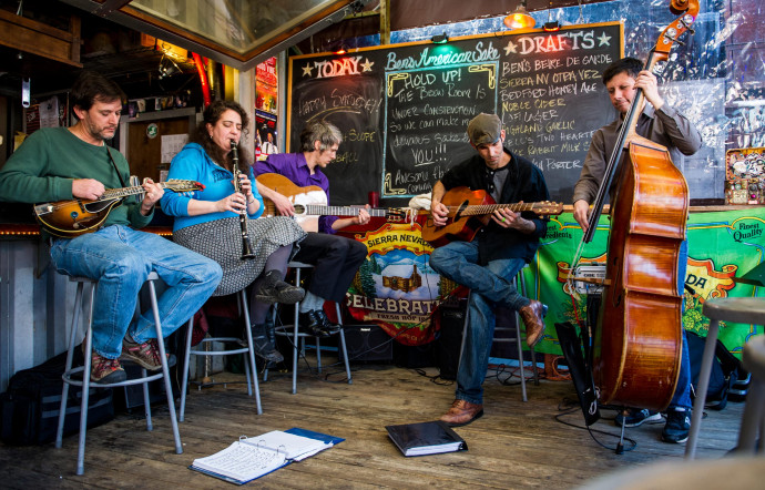 Dans la brasserie flambant neuve de Sierra Nevada, à 20 min au sud-ouest d’Asheville. Des concerts de bluegrass music y sont organisés.