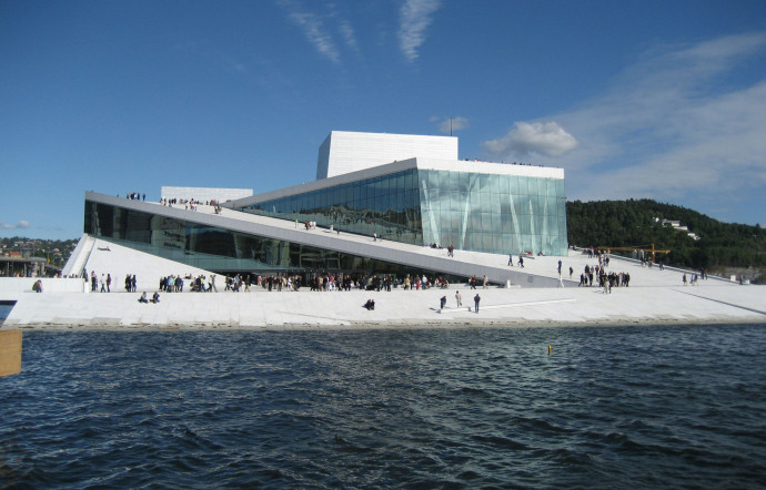 Inauguré en 2008, l’opéra d’Oslo a été construit tout en marbre. Il est signé du cabinet Snohetta.