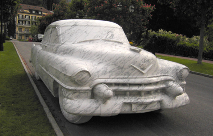 La «Cadillac Fleetwood 53» a été réalisée par le français Roland Baladi dans un bloc de marbre de 70 tonnes.