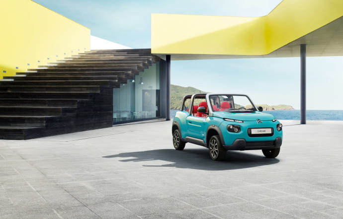 Elle est établie sur la base d’une Bolloré Bluesummer, l’équivalent estival de la l’Autolib’ parisienne. Ce sympathique véhicule rend hommage à la glorieuse Méhari en version tout électrique.