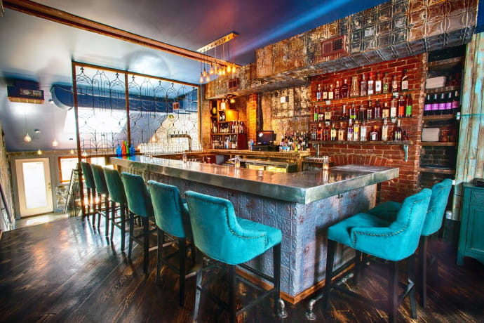 En mezzanine du restaurant Compass Rose à Washington DC, le bar révèle une association détonante de matériaux.