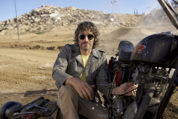 Vincent Gallo sublime la 649, réinterprétée avec une monture entièrement métallique.