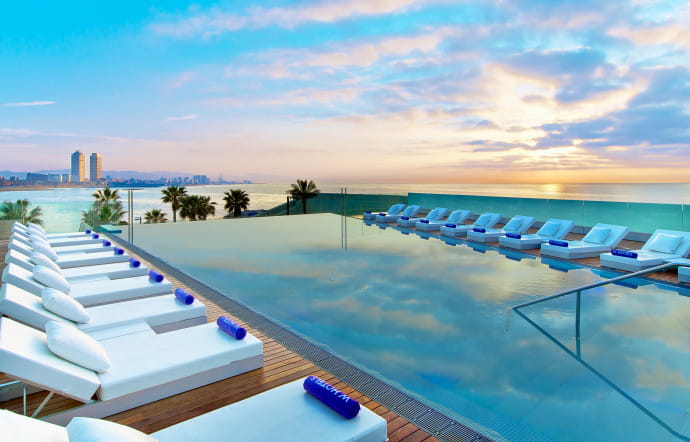 Le sun deck à l’étage supérieur de la terrasse du W Barcelona. Ici le relax est garanti.