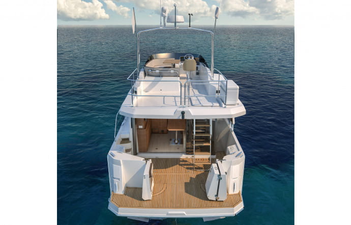 Plein d’astuces, le ST35 décline de nombreux aménagements modulables, telles les parois du tableau arrière qui se déplient pour créer un grand espace tourné vers la mer.