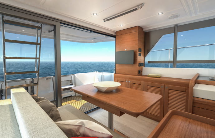 La lumineuse timonerie dispose d’aménagements compacts, avec de beaux rangements sur tribord, ainsi qu’un joli carré sur bâbord, convertible en couchage double.