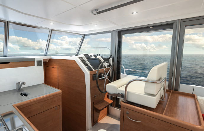 A la partie avant de la timonerie se trouve la cuisine du bord, ainsi que le poste de pilotage intérieur. Notez la vision panoramique à 360° du pilote, ainsi que la porte latérale qui mène au passavant tribord.