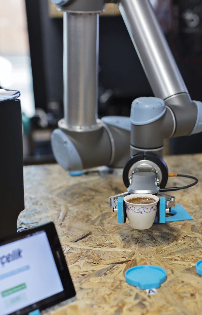 Lancé en novembre 2016, l’Atolye 4.0 est le laboratoire de robotique du groupe Arçelik, où sont mis au point des projets comme ce robot serveur de café turc.