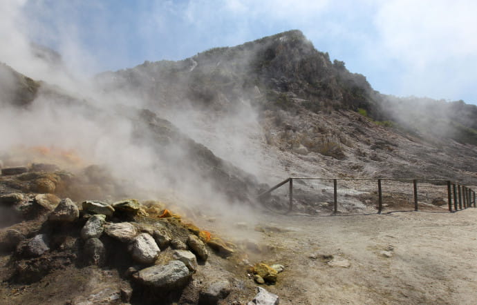A l’ouest de Naples, les champs Phlégréens forment un supervolcan, en réveil depuis décembre 2016 selon certains scientifiques.