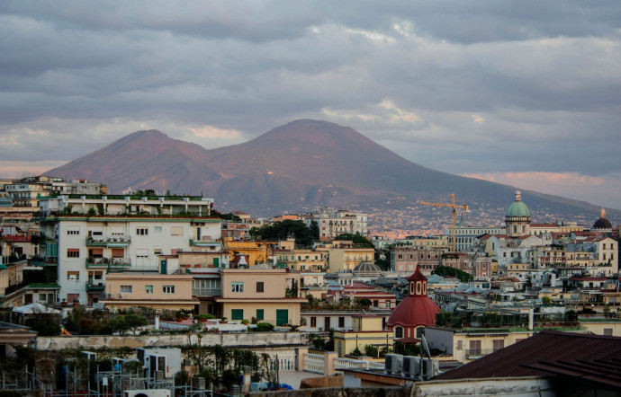 Le Vésuve, dont l’éruption du 24 août 79 détruisit les villes de Pompéi et d’Herculanum, est l’un des volcans les plus dangereux du monde.