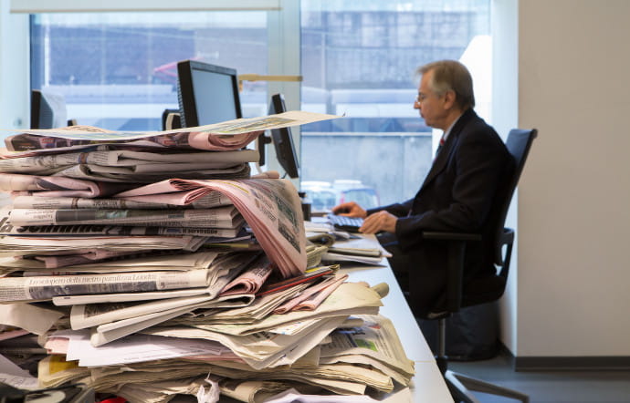 Un bureau de la salle de rédaction… où le print est bien présent !