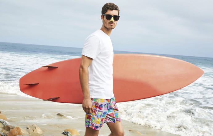 Short de plage homme dessiné par l’artiste Alexis Israel pour Vilebrequin.