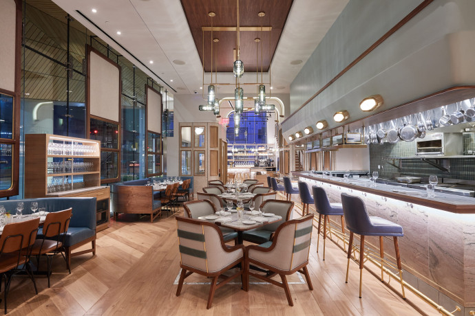 Au premier étage du Wall Street Cafe, le design chic et intimiste fait corps avec la cuisine ouverte d’inspiration populaire.
