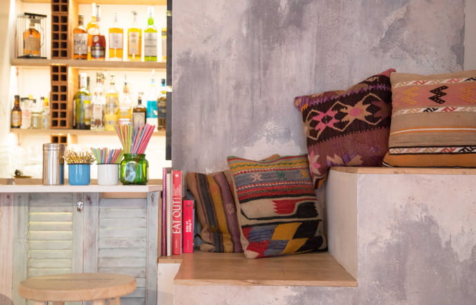 Au Lavomatic, la déco est inspirée des motifs et tissus africain.