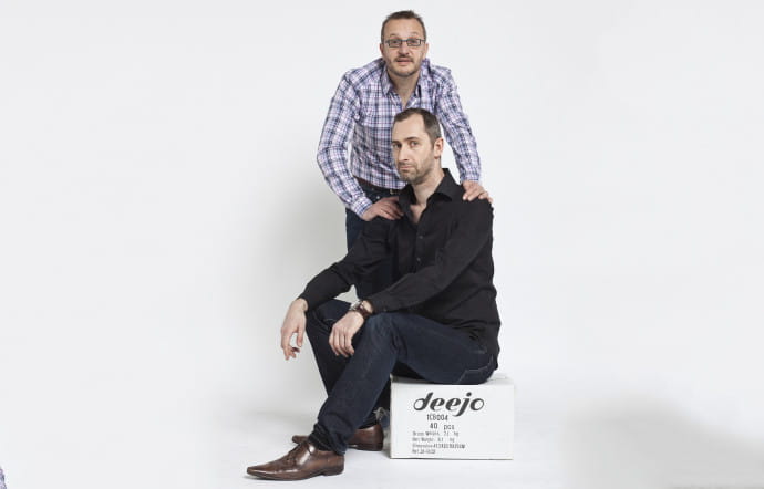 Luc Foin (debout) et Stéphane Lebeau, fondateurs de la marque Deejo.