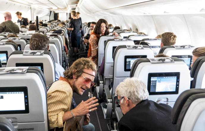 Les comédiens passent de siège en siège et improvisent des dialogues avec les passagers.