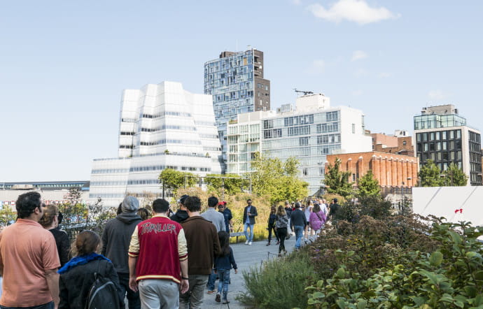Plus de 5 000 000 de visiteurs empruntent la High Line chaque année, dans un quartier qui n’était pas parmi les plus touristiques. Autour fleurissent des dizaines de projets immobiliers.