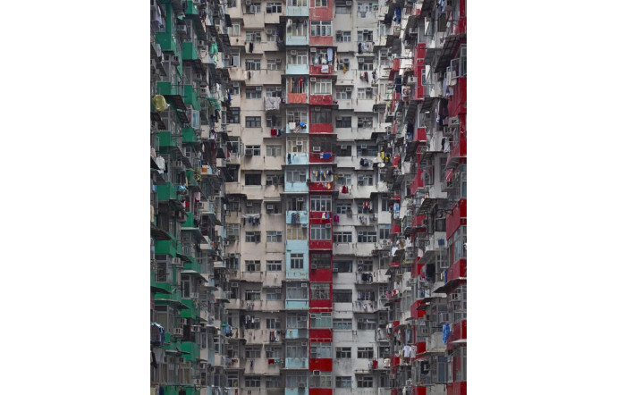 Extrait de la série « Architecture of Density » (2009), l’une des plus célèbres du photographe, où il élimine du champ le ciel et l’horizon, accentuant l’idée d’oppression et de gigantisme de Hong Kong.