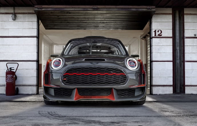 La Mini historique a remporté trois Rallyes de Monte-Carlo (1964, 65 et 67). La Mini JCW GP que voici, rend hommage à ce glorieux passé.