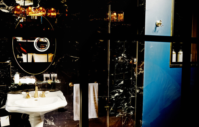 Dans les salles de bain aussi la déco signée par Zaar Safrir est élégante et sensuelle.