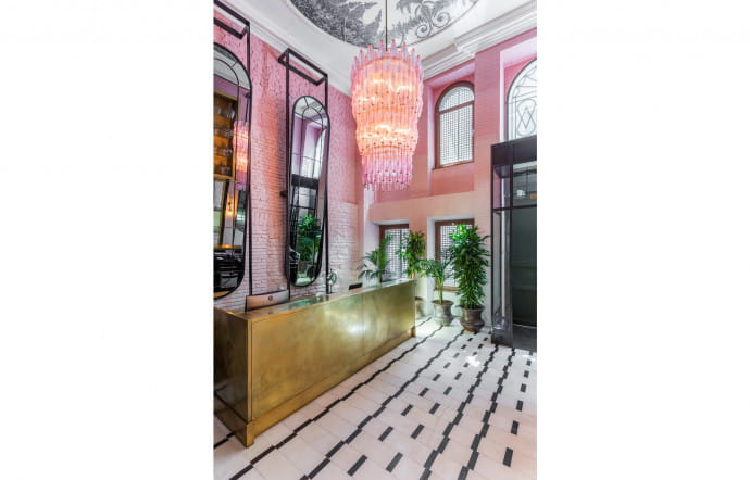 Son impressionnante réception, imaginée, comme le reste de l’hôtel, par le studio espagnol Lázaro Rosa Violán.