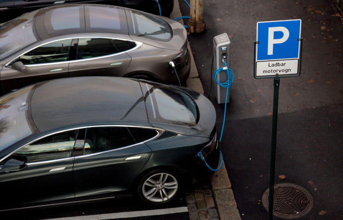 Parmi les aides généreuses du gouvernement : la gratuité du stationnement et de la recharge dans le parking publics.