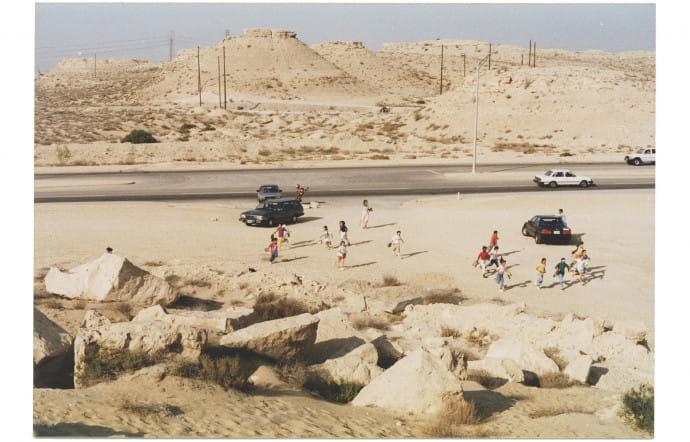 Une chasse au trésor en plein désert pour l’anniversaire d’une amie d’Ayesha. L’une des dizaines d’archives que l’on retrouve dans « Aramco : Above the Oil Fields ».