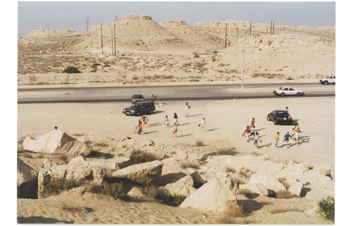 Une chasse au trésor en plein désert pour l’anniversaire d’une amie d’Ayesha. L’une des dizaines d’archives que l’on retrouve dans « Aramco : Above the Oil Fields ».