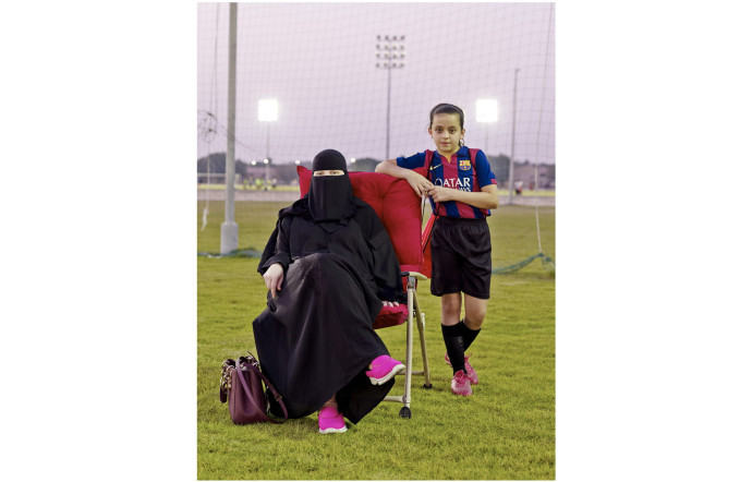 Latifa et sa fille Juriyah, qui s’apprête à jouer un match de foot.