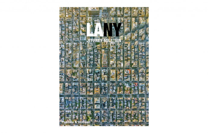LA NY : Aerial Photographs of Los Angeles and New York par Jeffrey Milstein, Thames & Hudson, 144p., 29,95 $, disponible ici.