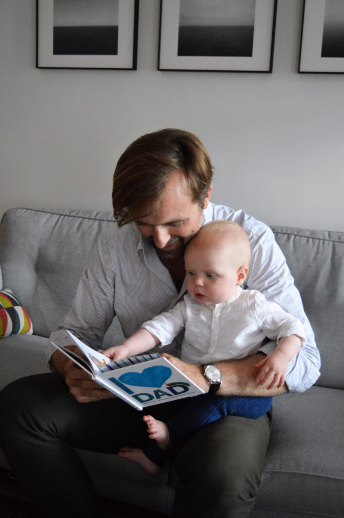 Ce bébé aime son papa, même son livre est au courant !