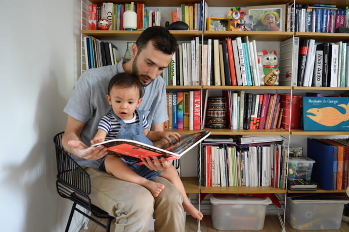 Le petit Milhan, assis sur la chaise Trame de son papa, ne manque pas de curiosité