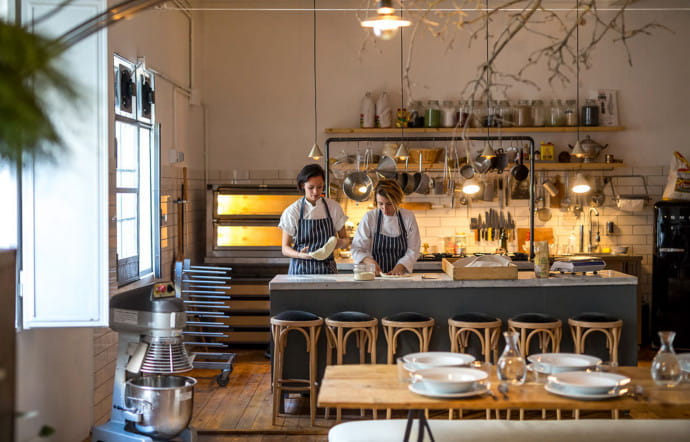 Katie Gallego et Veronica Paolillo dans leur atelier culinaire moltifonctionnel « Black Kitchen Studio ».