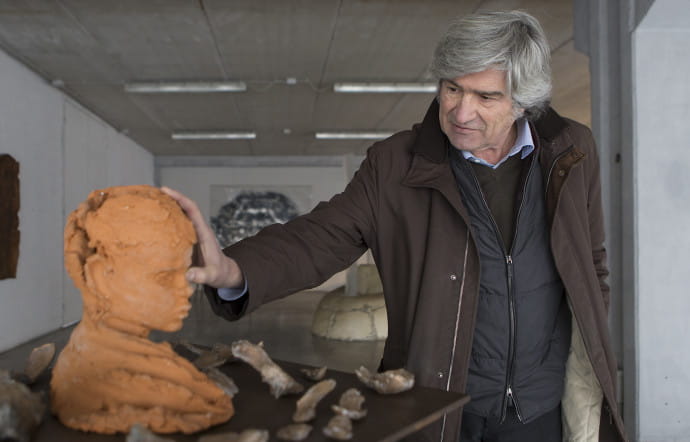 Depuis cinquante ans, Giuseppe Penone impose avec une vigueur de bûcheron ses œuvres fondées sur le règne du bois, de la pierre, du souffle, des végétaux et du graphite.