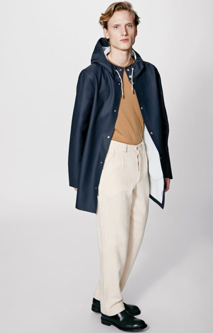 La griffe suédoise Stutterheim propose des imperméables réalisés 100 % à la main.