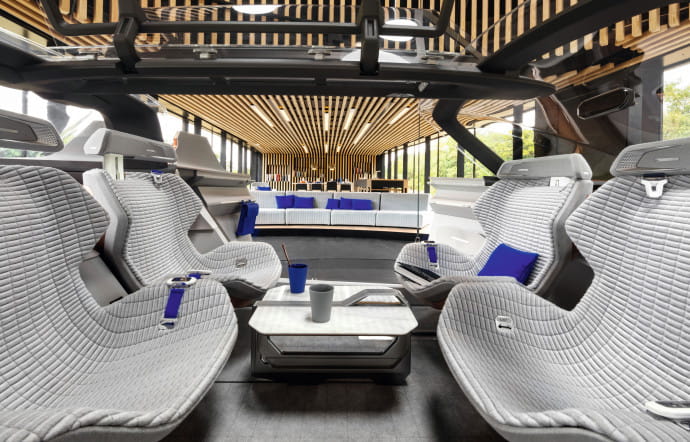 L’habitacle du concept-car Renault se convertit en mini-salon cocon avec table basse en marbre et sièges au tissu matelassé.
