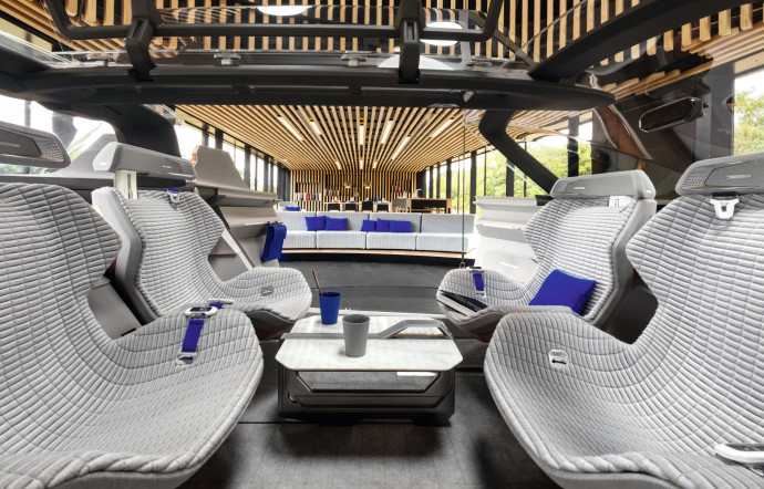 L’habitacle du concept-car Renault se convertit en mini-salon cocon avec table basse en marbre et sièges au tissu matelassé.