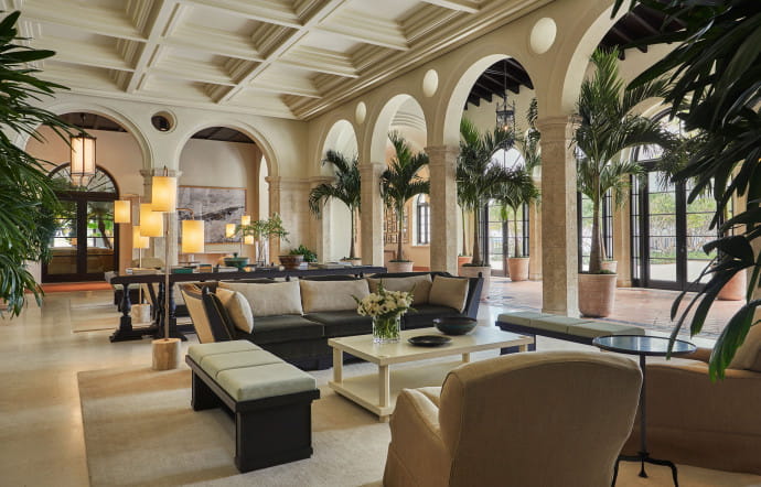 Le lobby du Four Seasons at The Surf Club à Miami.
