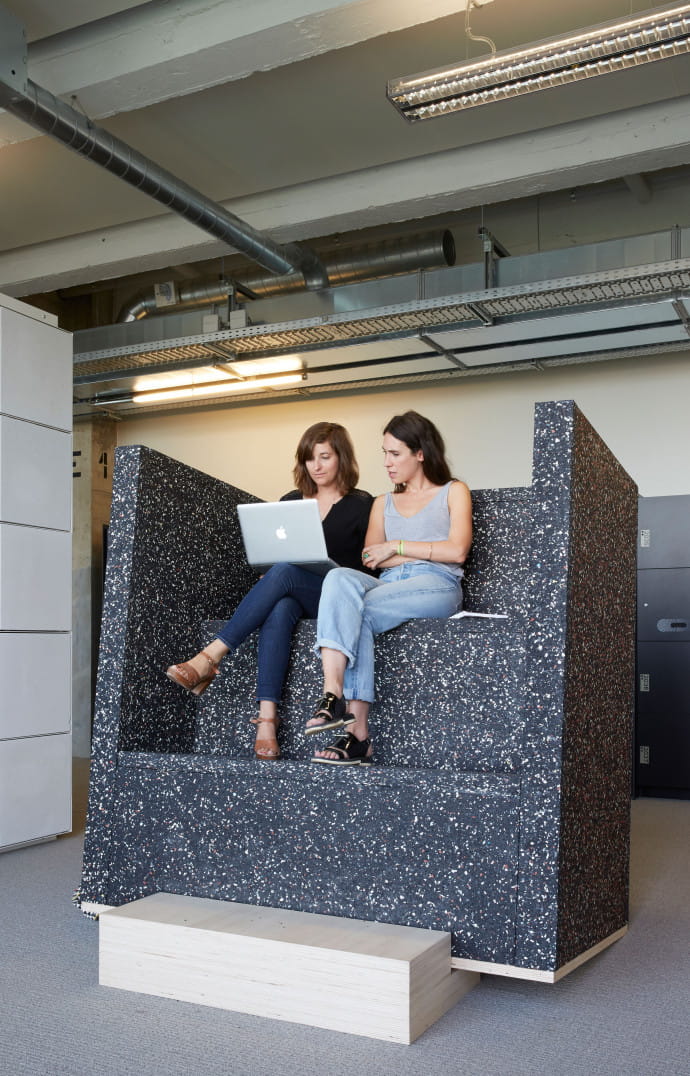 Les collaborateurs de BETC travaillent en flex office, chacun choisit sa place pour la journée, via une appli mobile.